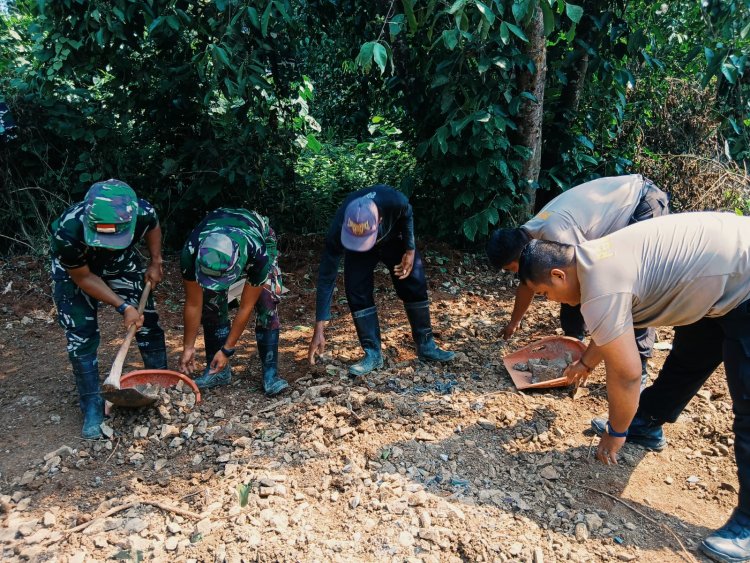 Hari Kedua TMMD ke-126 Kodim 0601/Pandeglang, TNI Gotong Royong Bersama Masyarakat Bangun Jalan Desa