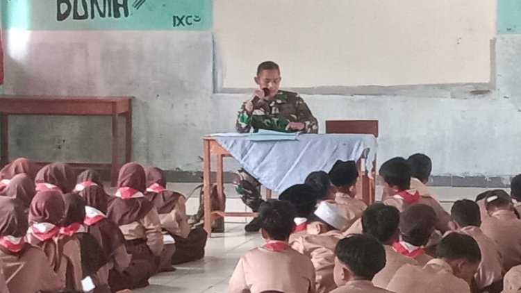 Babinsa Koramil 0104/Cimanuk Berikan Materi Bela Negara dalam Kegiatan Kepramukaan di SMPN 2 Cimanuk