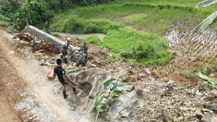 Satgas TMMD ke-126 dan Warga Gotong Royong Perbaiki Pondasi Jembatan Penghubung Dua Desa