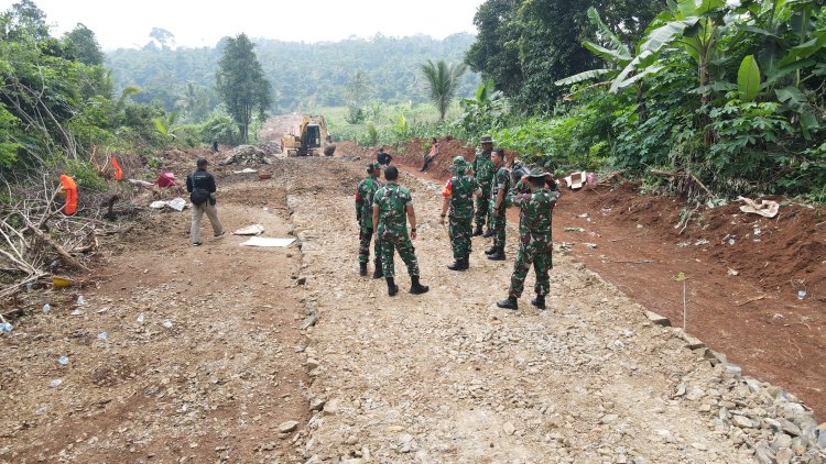 DANSATGAS TMMD KE-126 TINJAU PROGRES PEMBUKAAN DAN PENGERASAN JALAN YANG TELAH CAPAI 35 PERSEN