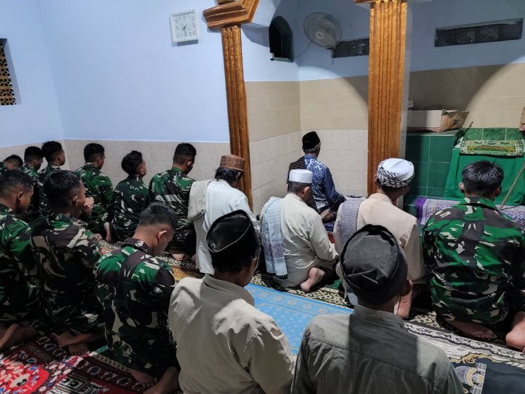 Anggota Satgas TMMD Ke-126 Kodim 0601/Pandeglang Laksanakan Ibadah Shalat Berjamaah Bersama Warga untuk Mempererat Silaturahmi dan Kebersamaan
