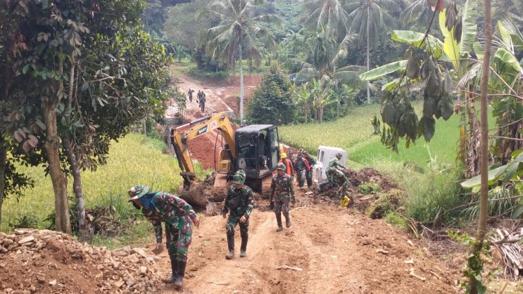Satgas TMMD Ke-126 Kodim 0601/Pandeglang Laksanakan Pemasangan Gorong-Gorong Demi Kelancaran Akses Jalan di Desa Cikentrung
