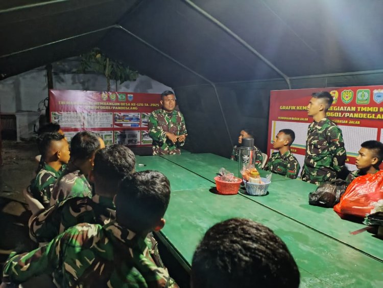 Danton Satgas TMMD Ke-126 Kodim 0601/Pandeglang Laksanakan Briefing Malam untuk Persiapan Kegiatan Esok Hari