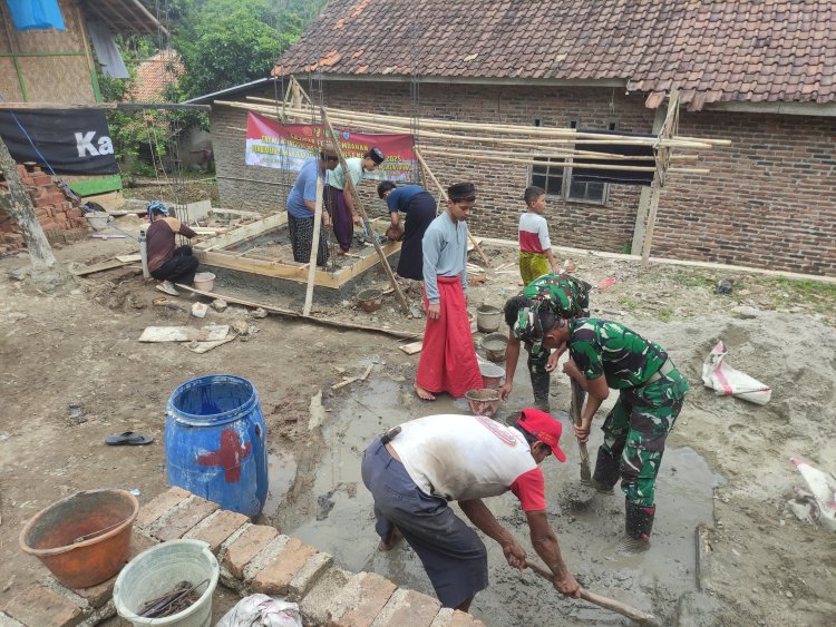 Satgas TMMD ke-126 Kodim 0601/Pandeglang Bersama Warga Laksanakan Pembuatan Bak Penampungan Air dari Sumur Bor