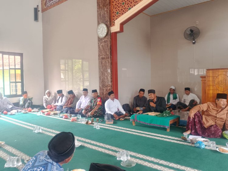 Babinsa Koramil 0116/Cikeusik Hadiri Pengajian Bulanan di Masjid Al-Falah Desa Nanggala, Wujudkan Masyarakat yang Berakhlak dan Sejahtera