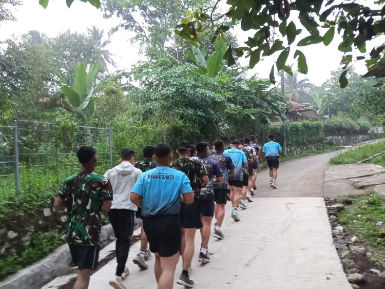 ANGGOTA SATGAS TMMD KE-126 JAGA KEBUGARAN FISIK DI TENGAH CUACA MUSIM HUJAN