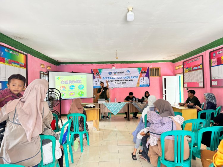 Anggota Dinas Kesehatan Beri Penyuluhan Kesehatan dalam Rangka TMMD ke-126 Kodim 0601/Pandeglang