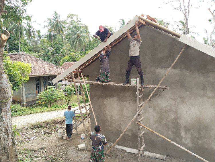 ANGGOTA SATGAS TMMD KE-126 TETAP SEMANGAT DAN TIDAK MENGENAL LELAH DALAM MELAKSANAKAN PEKERJAAN PEMBANGUNAN DESA
