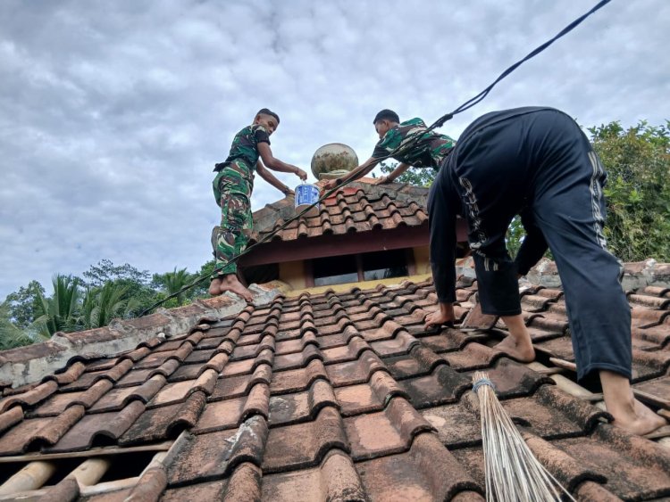 Anggota Satgas TMMD ke-126 Laksanakan Pengecatan dan Perbaikan Genteng Musholla Demi Kenyamanan Warga Beribadah