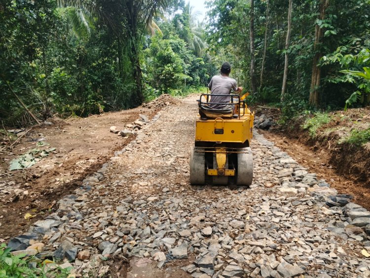 Satgas TMMD ke-126 Lanjutkan Pekerjaan Pengerasan Jalan di Hari ke-19, Progres Capai 80%