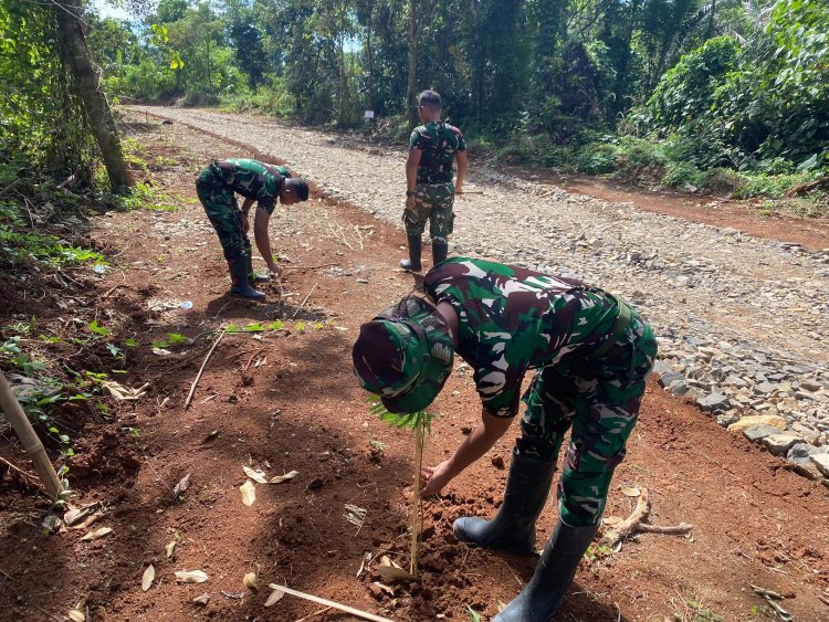 Satgas TMMD ke-126 Laksanakan Penyiraman dan Pematokan Tanda Pohon Sebagai Bentuk Kepedulian Terhadap Kelestarian Lingkungan