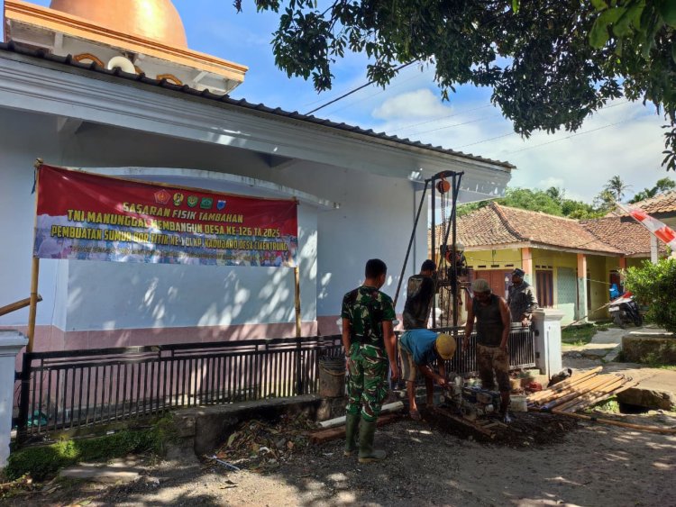 Satgas TMMD ke-126 Lanjutkan Pengeboran Sumur Titik ke-1 di Kampung Kadujaro untuk Fasilitas Masjid, Majlis, dan Musholla
