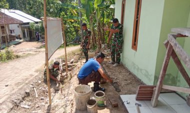 Satgas TMMD ke-126 Lanjutkan Perehaban RTLH dengan Pemasangan Keramik di Bagian Teras Rumah 