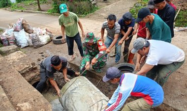 Serma Tedi Babinsa Koramil 0101/Pandeglang Ikut Serta Giat Gotong Royong Pemasangan Gorong-Gorong di Kp. Cengkel, Kelurahan Cilaja