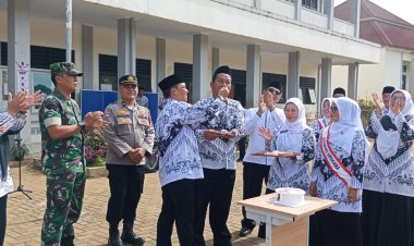 Peltu Bahtiar Batuud Koramil 0107/ Saketi Hadiri Upacara HUT PGRI ke-80 Tingkat Kecamatan Cisata Berlangsung Khidmat dan Meriah