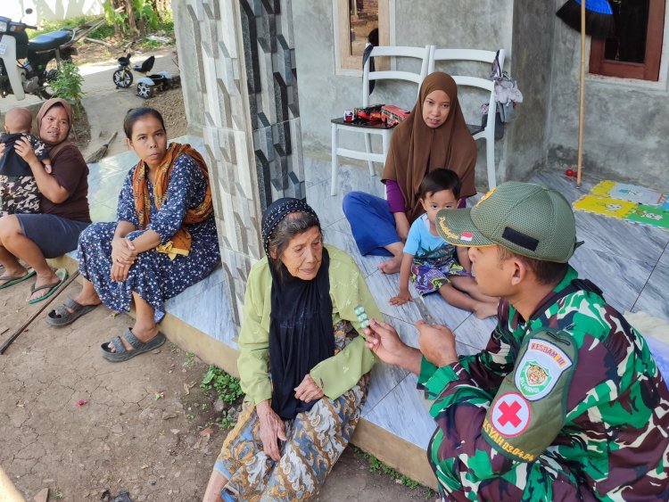 Anggota Satgas TMMD ke-126 Gelar Pengobatan dan Pengecekan Kesehatan Bagi Warga yang Sudah Terdata