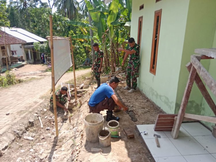 Satgas TMMD ke-126 Lanjutkan Perehaban RTLH dengan Pemasangan Keramik di Bagian Teras Rumah 