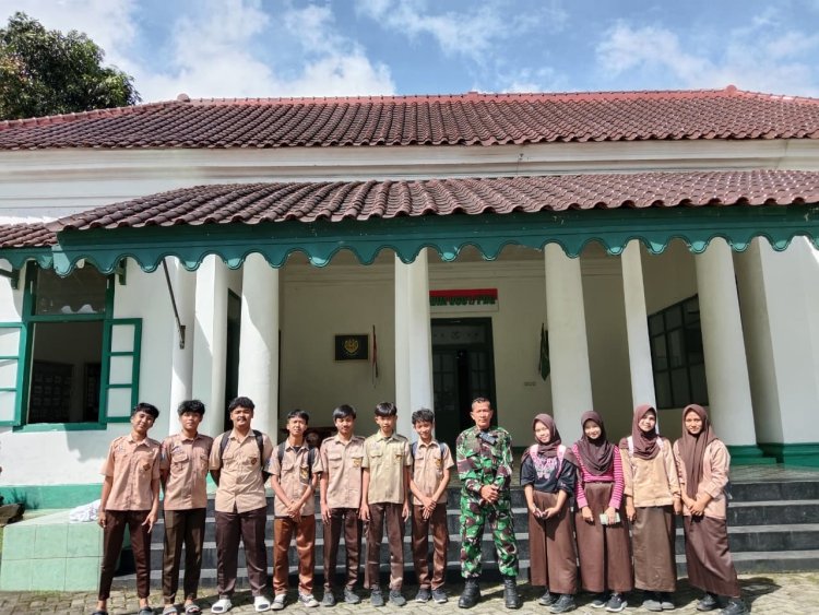 PASANDI KODIM 0601/PANDEGLANG BERIKAN PEMAHAMAN SEJARAH CAGAR BUDAYA KEPADA SISWA SMAN 2 PANDEGLANG