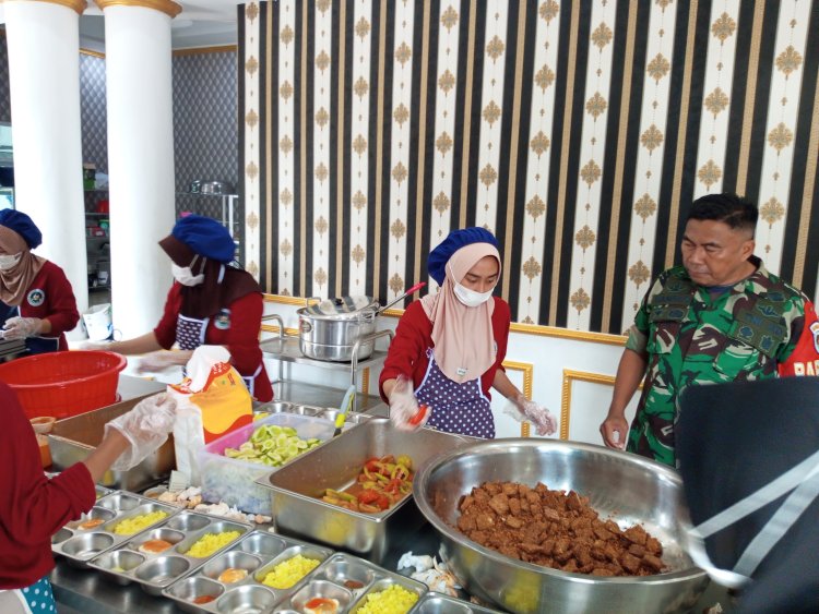 Babinsa Koramil 0104/Cimanuk Dampingi Produksi dan Penyaluran Makan Bergizi Gratis (MBG) Program Nusa Bakti di SPPG Dhogol Trubus, Kecamatan Cipeucang