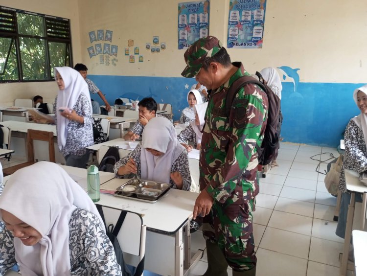 SERKA HOLIL BABINSA KORAMIL 0107/SAKETI LAKSANAKAN PENDAMPINGAN PROGRAM MAKAN BERGIZI GRATIS (MBG) DI SPPG YAYASAN MITRA WAHID KEBUMEN KECAMATAN CISATA