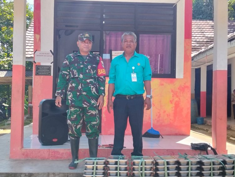 Babinsa Koramil 0111/Pagelaran Dampingi Pendistribusian Program Makan Bergizi Gratis (MBG) di Kecamatan Pagelaran dan Patia Kabupaten Pandeglang