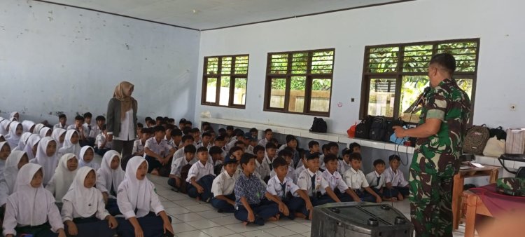 BABINSA KORAMIL 0107/SAKETI BERIKAN PEMBINAAN KEPEMIMPINAN KEPADA SISWA SMP NEGERI 4 SAKETI