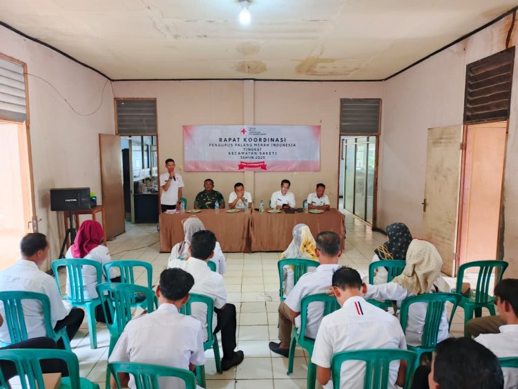 Babinsa Koramil 0107/Saketi Hadiri Rapat Koordinasi Pengurus PMI Kecamatan Saketi Tahun 2025