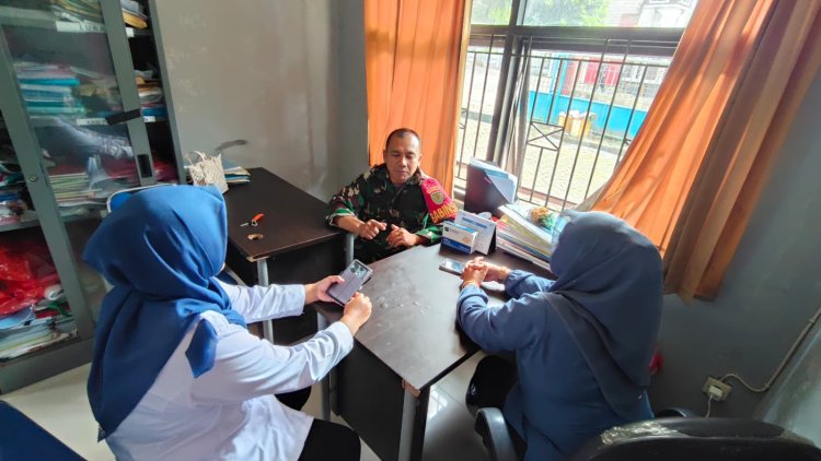 Babinsa Koramil 0101/Pandeglang Laksanakan Komsos di Kantor Kelurahan Kabayan