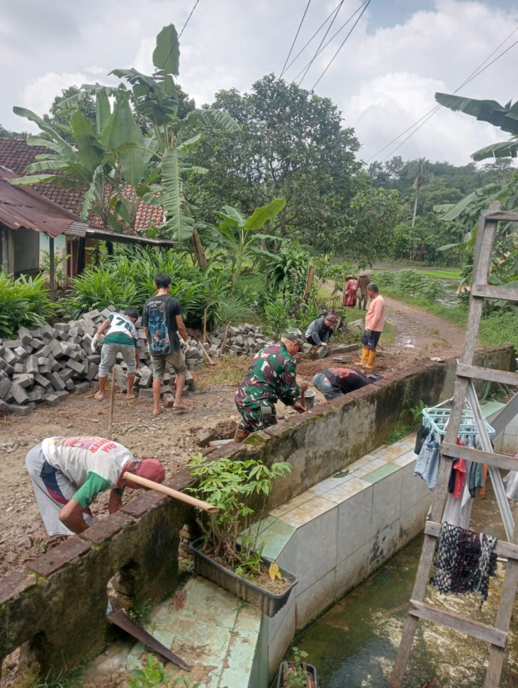 Sertu Yadi Subagja Babinsa Koramil 0101/Pandeglang Melaksanakan Gotong Royong Bersama Warga dalam Pemasangan Paving Block di RW 06