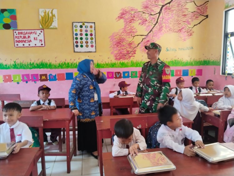 SERKA KHOLIL BABINSA KORAMIL 0107/SAKETI DAMPINGI PROGRAM MAKAN BERGIZI GRATIS (MBG) SPPG YAYASAN MITRA WAHID KEBUMEN – KECAMATAN CISATA
