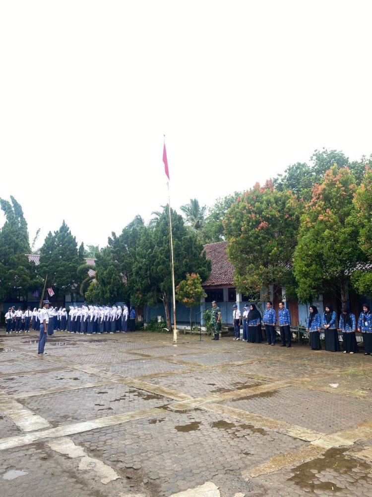 Upacara Bendera Merah Putih di SMPN 2 Bojong Bersama Danramil 0108/Bojong