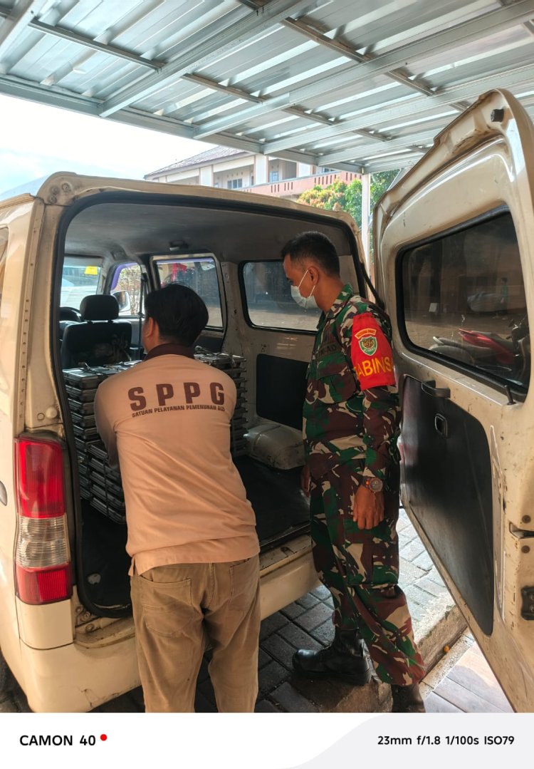 Sertu Iding Babinsa Koramil 0104/Cimanuk melaksanakan Pendampingan Program MBG di Kecamatan Cimanuk.