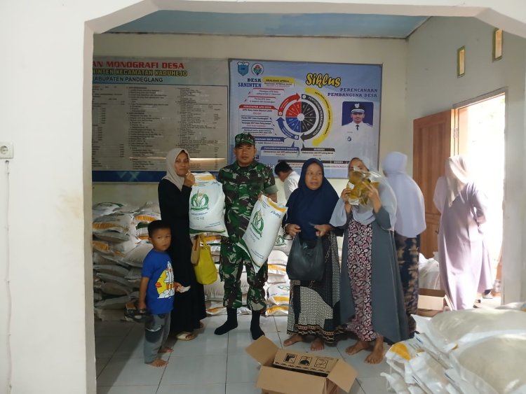 Pendampingan Penyaluran Bantuan Pangan oleh Babinsa Koramil 0103/Bjr di Desa Saninten