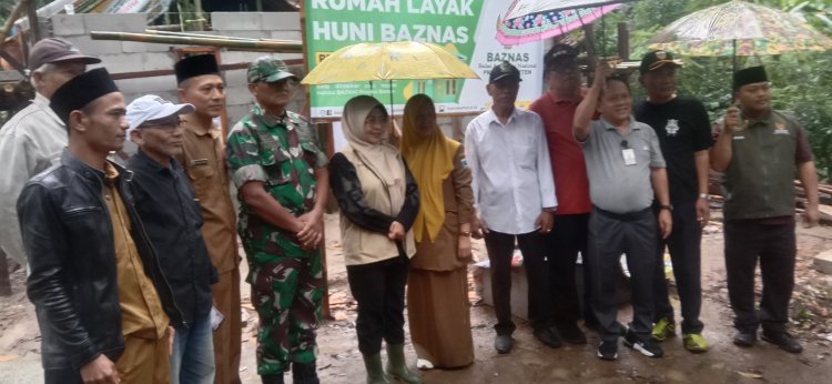 Kapten Inf Nyoto Danramil 0103/Banjar Melaksanakan Monitoring Kunjungan Kerja Bupati Pandeglang pada Pembangunan Rumah Bantuan Sosial Baznas
