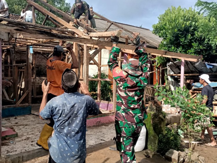 Gotong Royong Perehaban Rumah Tidak Layak Huni (RTLH) di Kp. Cinyawana, Desa Cikayas, Koramil 0109/Munjul Turun Langsung Bersama Warga