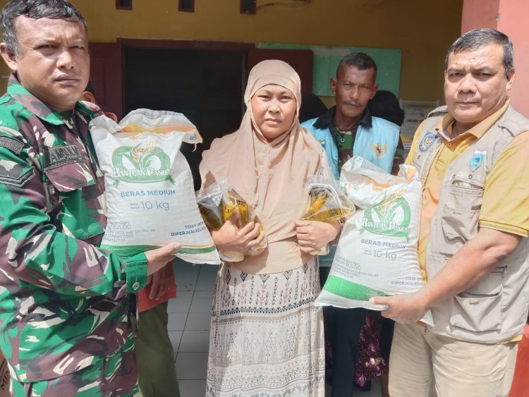 Serda Hamdan M Babinsa Koramil 0107/Saketi Melaksanakan Pembagian Sembako Beras 10 Kg dan Minyak Goreng 1 Liter Tahun 2025