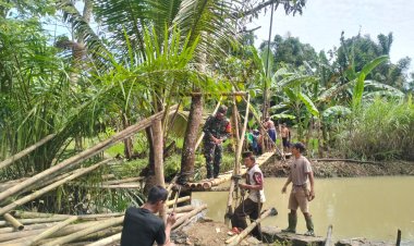 Personel Koramil 0116/Cikeusik dan Warga Kp. Cipa’as Gelar Gotong Royong Pembuatan Jembatan Darurat