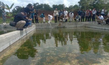 Koramil 0111/Pagelaran – Kodim 0601/Pandeglang     Babinsa Koramil 0111/Pagelaran Hadiri Kunjungan Kerja Bupati Pandeglang dalam Program Sinergitas Percepatan Pengentasan Kemiskinan (SITASKIN) di Desa Kertasana