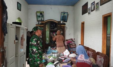 Babinsa Koramil 0103/Bjr Lakukan Pengecekan Rumah Warga Roboh Akibat Hujan Angin di Desa Saninten