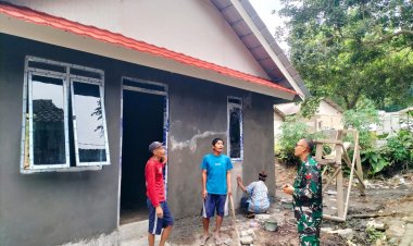 Babinsa Koramil 0104/Cimanuk Monitoring Pembangunan RTLH Program PERKIM Provinsi di Desa Kadu Madang