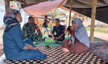 Babinsa Koramil 0116/Cikeusik Laksanakan Komsos Bersama Warga, Bahas Antisipasi Banjir di Kp. Lewigede