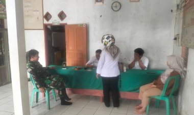 Babinsa Koramil 0103/Banjar Laksanakan Komsos Bersama Kepala Desa Mekarjaya