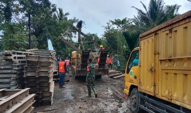 Babinsa Koramil 0115/Cimanggu Pantau dan Kawal Material Besi untuk Pembuatan Jembatan Sementara di Kp. Pasirnangka