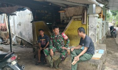 Sertu Dadan Sumpena Laksanakan Komsos Bersama Danru Linmas di Desa Karangsetra