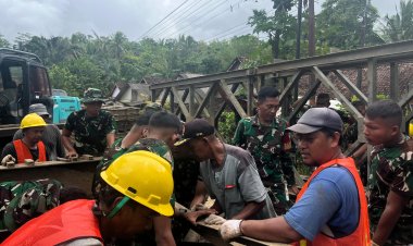 Karya Bakti Pembangunan Perbaikan Jembatan Penghubung Tiga Desa di Kecamatan Cimanggu