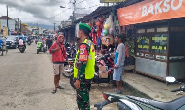 Kopka Edi Babinsa Koramil 0106/Menes Laksanakan Pengamanan Pasar Rakyat Modern Menes Jelang Natal 2025 dan Tahun Baru 2026