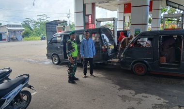 Babinsa Koramil 0104/Cimanuk Laksanakan Pengamanan dan Pelayanan SPBU Cigunung Jelang Nataru