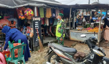 Babinsa Koramil 0106/Menes Laksanakan Pengamanan Pasar Rakyat Modern Menes Jelang Natal 2025 dan Tahun Baru 2026