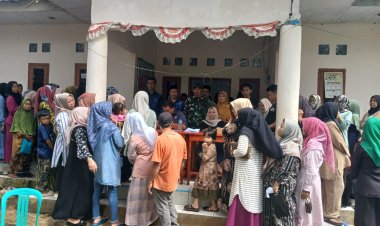 Babinsa Koramil 0103/Bjr Dampingi Penyaluran BLTS Kesra di Desa Saninten