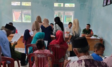 Sertu Risman Harahap Babinsa Koramil 0102/Cadasari Dampingi Penyaluran BLTS Kesra Tahun 2025 di Desa Koranji